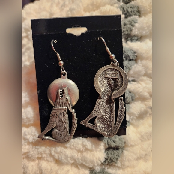 Wolf howling at the moon pewter earings - Picture 2 of 2